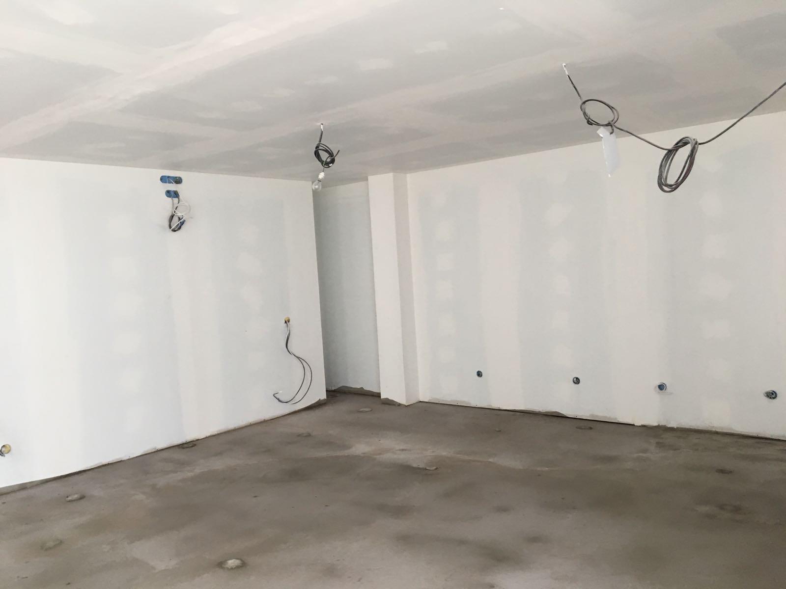 Avant — Salon vide